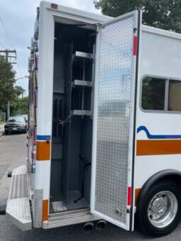 2016 F550 Super Duty 4×4 Lifeline Ambulance full