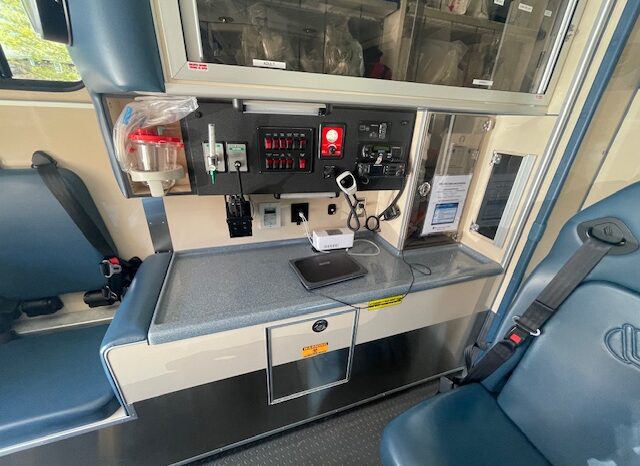 ? 2016 Ford E450 Super Duty AEV Type III Ambulance – ONLY 31K MILES full