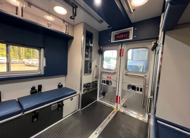 2025 Ford F-550 Super Duty XLT 4×4 Lifeline Type 1 SIV Remount Ambulance  full