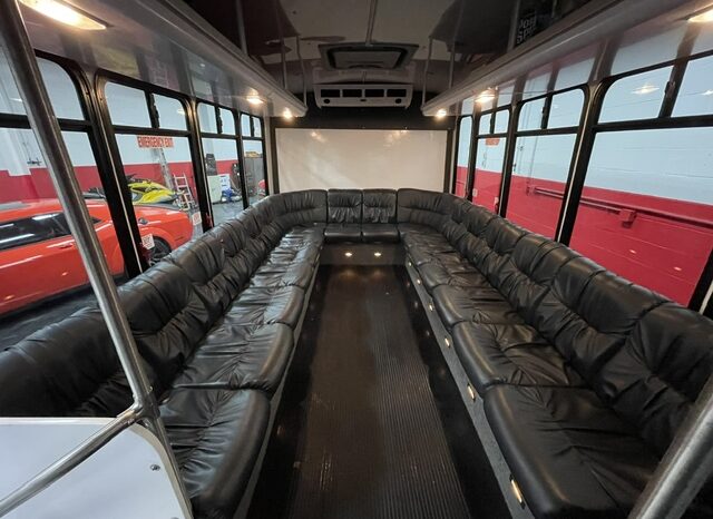 2008 Ford E-450 Super Duty XLT Aerotech Luxury Rehab / Crew Transport Bus  full