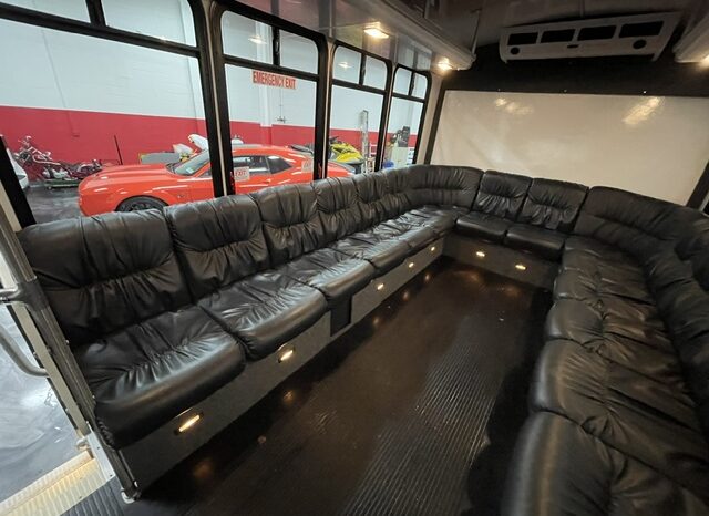2008 Ford E-450 Super Duty XLT Aerotech Luxury Rehab / Crew Transport Bus  full
